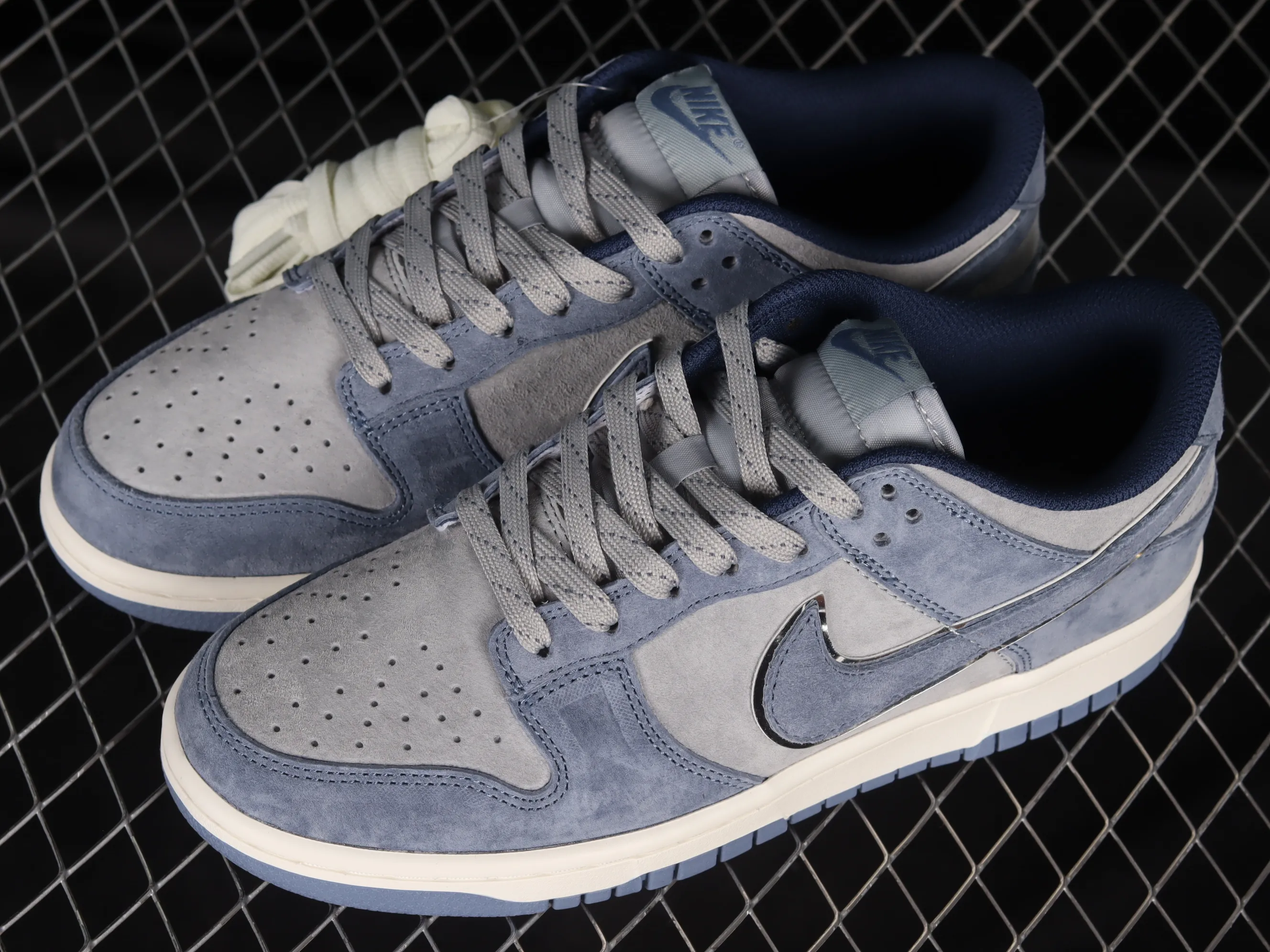 All Categories Nk SB Dunk Series Nk SB Dunk Low Low-top sneakers Otomo Katsuhiro x Nk SB Dunk Low "Steamboy OST" Creative customization collaboration Otomo Katsuhiro co-branded SB low-top sports and leisure sneakers DR3369-526